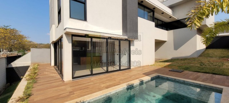 Casa à venda com 3 quartos, 318m² - Foto 1